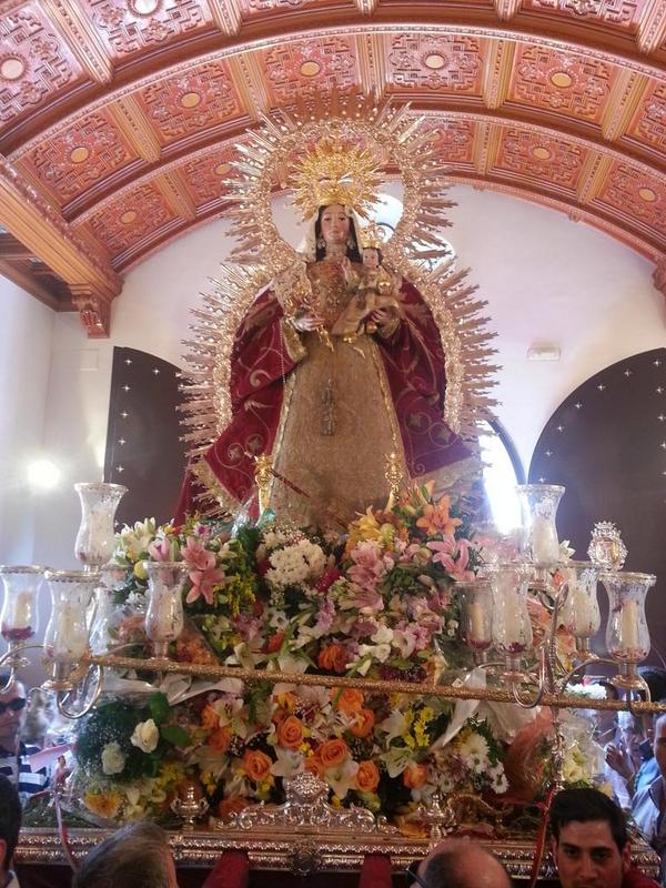 LPCofradiera's tweet photo. LPC AL MINUTO: La Patrona llega a la Capilla de @calle_sevilla . Los piomperos inundan de fervor a la Señora. http://t.co/gDlfqDiVze