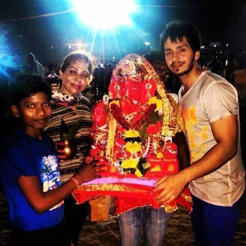 BhatiasFC's tweet photo. @8paramsingh @bhatia_sona #Param with #Manprit mumma and others during #GaneshVisarjan
Awww....
#Mansi http://t.co/quUObI4y5L