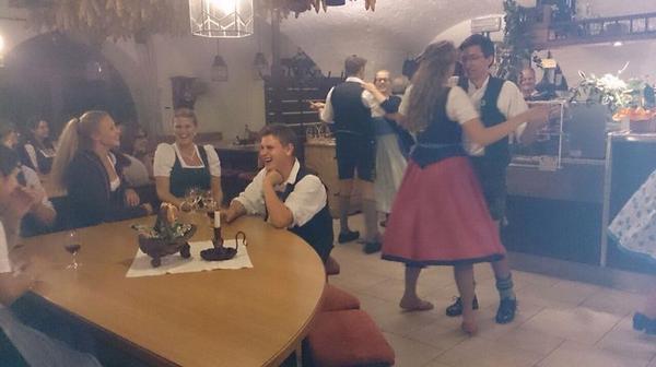 ..bis der tanzboden kracht! :-D bravo konrad!