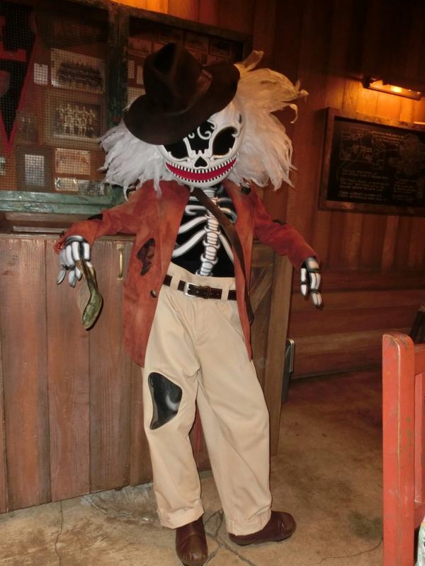 ট ইট র イチ 墓荒らしスケルトンちゃん 墓守スケルトンが守る墓をあばいたみたいで指名手配されてた ロストの地図と 盗んだお宝を持ってる ディズニーお先にハロウィーン Http T Co 9fc1pljljd