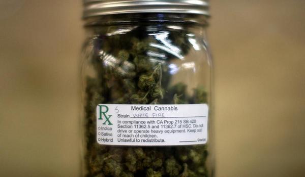 Newsweek's tweet photo. In states with medical marijuana, 25% fewer people die from opioid overdoses annually http://t.co/Z4pSqUPV8u http://t.co/0ItbJQ1284