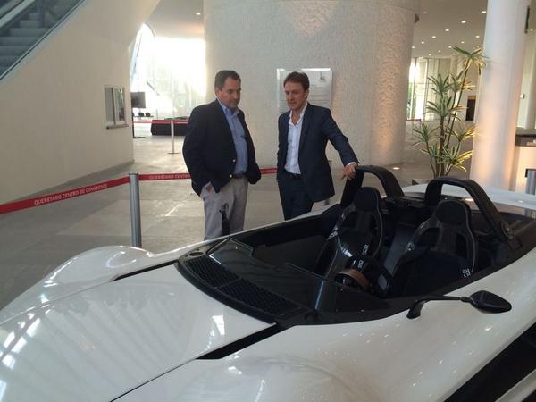 mlopezs67's tweet photo. Ayer conocí el #Vuhl05, platique con Guillermo Echeverria durante #GenMSummit http://t.co/GZssgORf61