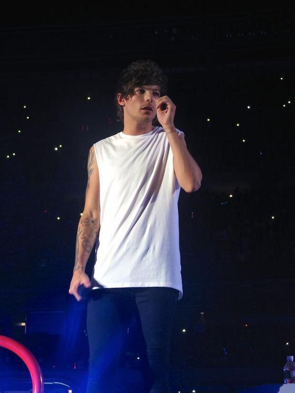 1D_WorldInfo's tweet photo. Louis onstage in Chicago last night! (30.08.14) #60 http://t.co/MOmK6jaoa7