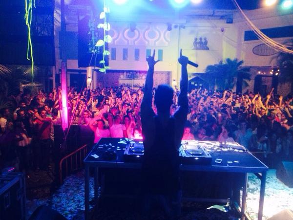 eduneira7's tweet photo. Muchisimas gracias @Chanclas_Fest por una noche de 10!! Lo he pasado genial, que viva Montilla, Cordoba y Andalucia! http://t.co/ZPkU8Xl7Wl