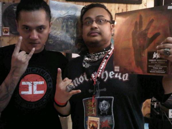 arisMetalgodz's tweet photo. Cipok RT @raradianputry: Ganteng-gantengnya aku uwuwuwuwu :)) RT @arisMetalgodz: Bersama @midiahn di #VinylWar http://t.co/LltAEIw54g