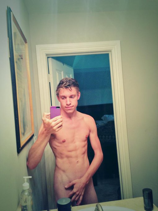 After shower selfie and #nakedsunday RT RT #gay #muscular http://t.co/uGGGNllbZ7
