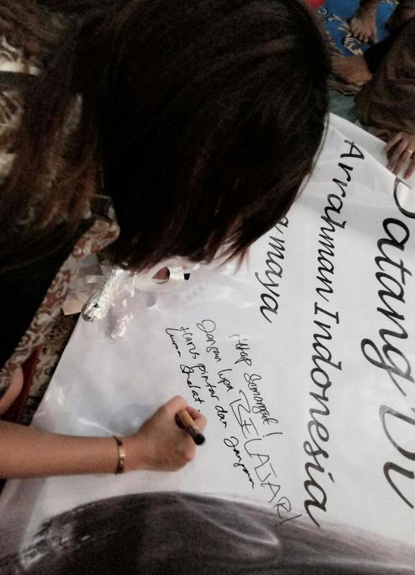 LMFoundations's tweet image. Halo pelajar2 Indonesia ada pesan nih dr KaLuna: "Tetap semangat, jgn lupa belajar, harus pintar &amp;amp; jgn lupa sholat"