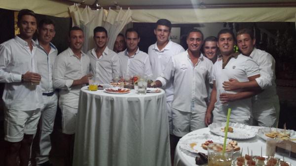 javi_pedraza93's tweet photo. Noche sin precios jaj@Pedraza1991 @martapedraza6 @manuel_xico @franmayorga1 @blancajara94 @pedrazatriguero @M08Martin http://t.co/Ul1is09WSP
