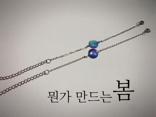 Mondwelle_'s tweet photo. RT)우주테마팔찌 시험작 무나합니다^0^ 
시험작이다보니 표면이 고르지못한 부분이 있어요ㅠ 짙은 우주의느낌과 바다와 수성의 깨끗한느낌을 모티브로 만들었습니다
알티해주신분중 두분에게 랜덤으로 우편배송해드립니다! http://t.co/1RBlsp1OPC