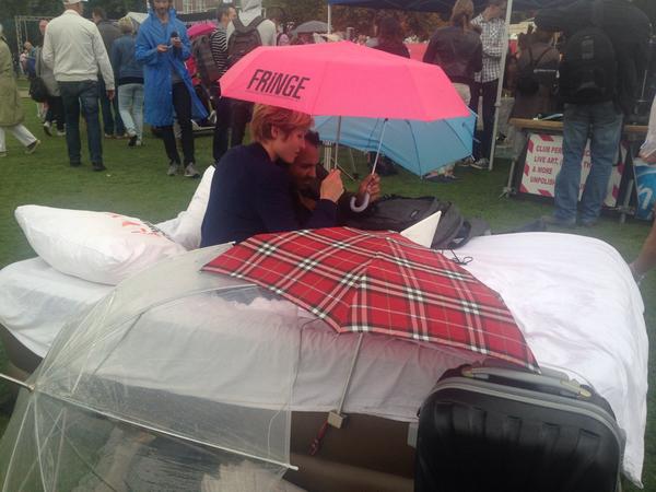 Zelfs de regen houdt ons niet tegen! Kruip warm en droog In Bed With Simone! #Uitmarkt2014 #Fringe #MH