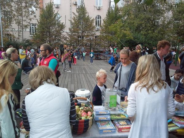 nlevshits's tweet photo. На праздник в сад им.Баумана приехала Юлия @navalny с сыном) http://t.co/U1qhpw4CHs