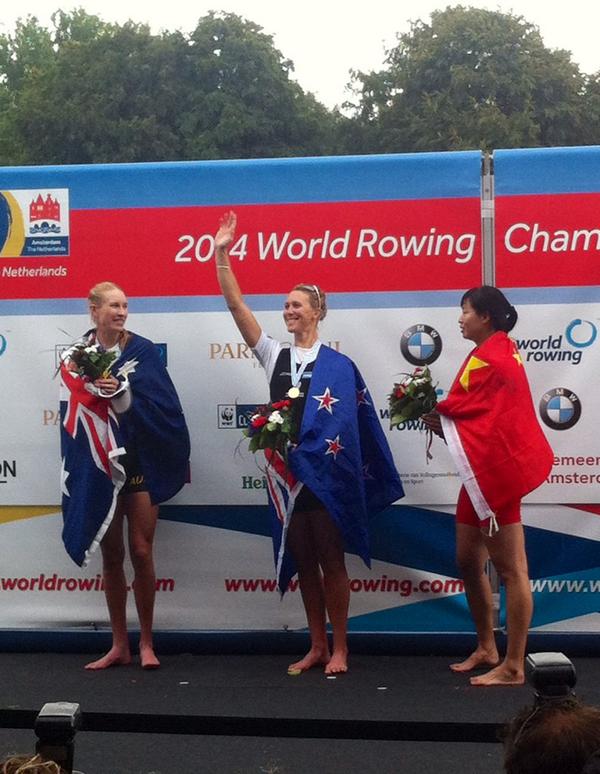 Emma Twigg neemt naast haar gouden medaille de Amsterdam Sports Award in ontvangst #WRChamps