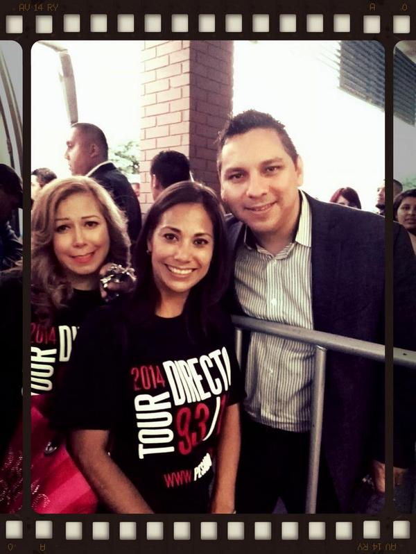 Ohi_patrona's tweet photo. Aun con el recuerdo del 27 pasado, en la firma de autografos!, #Directo93/13, @UHPSFansOficial gracias a todos!! http://t.co/YjGfPnKwKb