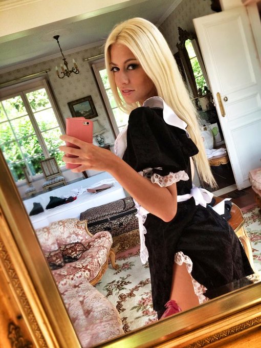 En mode Soubrette pour le prochain film de @TonyCarreraxxx #BlueOne #3Sc&egrave;nesSensationnelles http://t<a class="tags" target="_blank" title="On Twitter" href="/?out=eyJ0eXAiOiJKV1QiLCJhbGciOiJIUzUxMiJ9.eyJpYXQiOjE3MjEyNTU1MjksImlzcyI6InR3cG9ybnN0YXJzLmNvbSIsIm5iZiI6MTcyMTI1NTUyOSwiZXhwIjoxNzUyNzkxNTI5LCJyZWRpcmVjdF91cmwiOiJodHRwczovL3R3aXR0ZXIuY29tL1RvbnlDYXJyZXJheHh4In0.ZB_L7UHx7r-zo5YndKQ3Pxq7DoVsgrE5aQPvHnMK1sJTA55wUU0nbZm32xzNyMwQMgt9xAJJf3TBhRwtM_ug3g">@TonyCarreraxxx</a><a href="/tag/blueone"class="tags"><span>#blueone</span></a><a href="/tag/3sc%C3%A8nessensationnelles"class="tags"><span>#3sc&egrave;nessensationnelles</span></a>