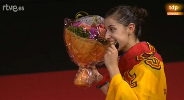 rtvenoticias's tweet photo. Una imagen histórica para el deporte español. Carolina Marín, campeona del mundo de #Badminton http://t.co/MQISWBxbuX http://t.co/tjclWXNKPw