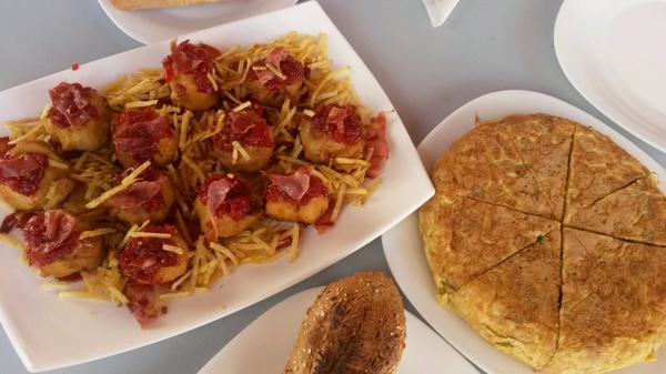 NoeliaVD89's tweet photo. Plan para domingo relajado: buen almuerzo,  bañito n la piscina y siesta n la k se pierde la nocion del tiempo http://t.co/4B1udfo7Rp