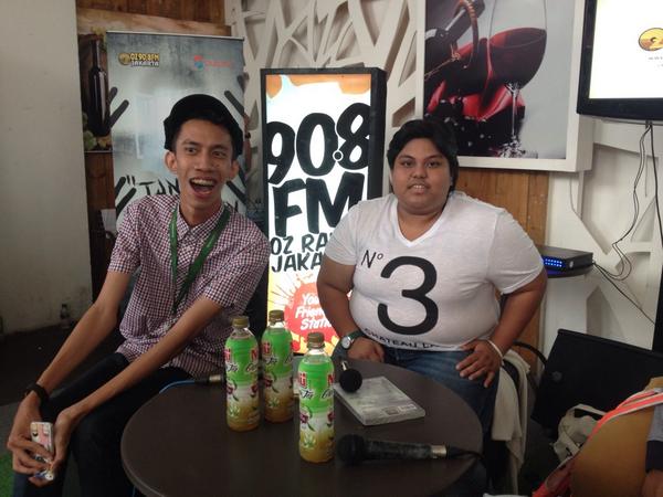 Bukune's tweet photo. Ponggawa @CahyoPrahoro dan @naomiangelia sebelum on air eksklusif #classofsix @OZRadioJakarta #JDS sensation! http://t.co/6CYCeNmals