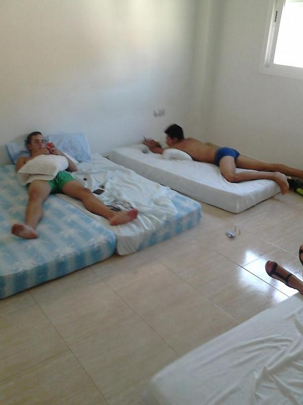 morenillop69's tweet photo. Jajajajajaj entro al piso y me encuentro esto madre mia!!!! http://t.co/wZH2Nl75Za