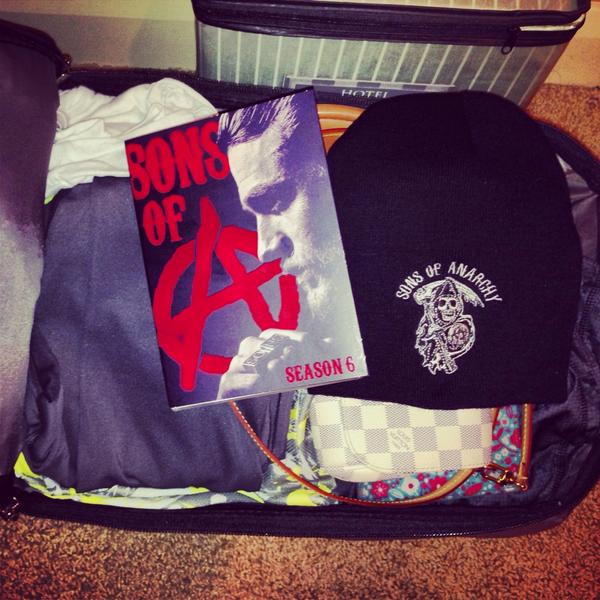 kristenphan's tweet photo. Traveling with my new gear 😱 #SOA  #9/9/14  #yourstrulydiehardfan @sutterink @FlashOfAnarchy #charliehunnam  💀💀 http://t.co/FQvvzUIYum
