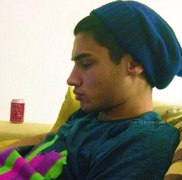 JayGirlsUnited's tweet photo. #FusionReunion #SivaKaneswaran #Seev #EvenWhenHesNotModeling #HesStillModeling #DaFuq #TeachMeToBePhotogenic ~N http://t.co/T3AXIolXEE