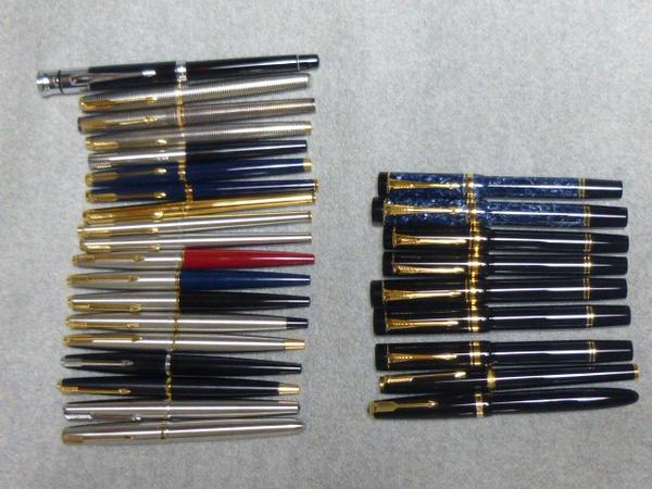 tisotope's tweet photo. バキュマやラッキーカーブはありません。FやXニブが好きなので限定品とも無縁で金属軸が多いゆえ仏壇率は28.57％。2000年以降のものは貰ったネームペンのみです。#持っているパーカーの万年筆を全て並べた画像を見せて下さい #FPUE http://t.co/2nhCypJplY