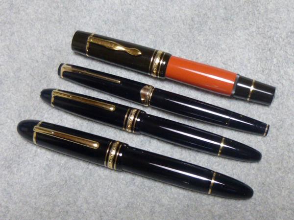 tisotope's tweet photo. 少数精鋭。ペリがフルトヴェングラーだとしたらMBはカラヤンです。仏壇率は75%。あと256か264で状態がいいのが1本あれば、それで十分。 #持っているモンブランの万年筆を全て並べた画像を見せて下さい #FPUE http://t.co/RusCoKA5Uo