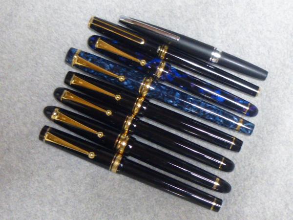tisotope's tweet photo. 丸玉クリップが大好きです。何気に変なモデルもあります。丸善さん別注の845青漆、欲しかったなぁ…でもその前に仏壇845か？因みに仏壇率は62.5％。#持っているパイロットの万年筆を全て並べた画像を見せて下さい #FPUE http://t.co/xvlmY348sw