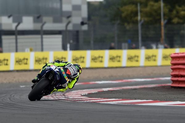 ValeYellow46pic's tweet photo. What a spectacular pic of .@ValeYellow46! http://t.co/jLST7NnmT8