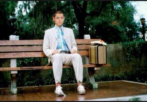 SantiagoJHdz's tweet photo. —Oye Chicharito, necesitamos un calienta bancas en el Real Mad...

—Sí, sí ahuevo, yo le entro. http://t.co/IM3qnMfj4w