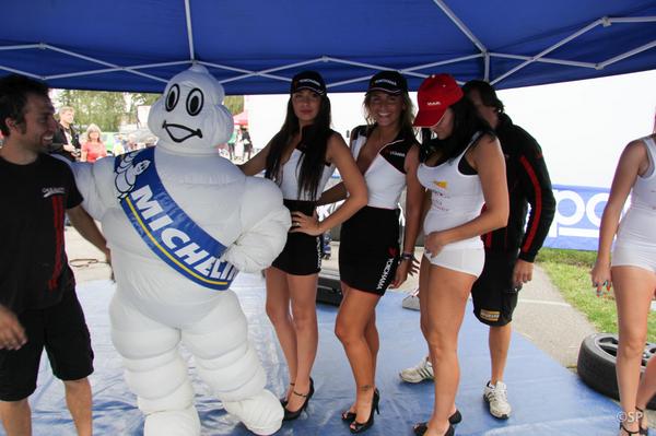 ColorCarPL's tweet image. He is always smiling when with Yokohama girls! @michelin_sport @MichelinTyres @YokohamaTC #BarumRally #FIAERC #rally