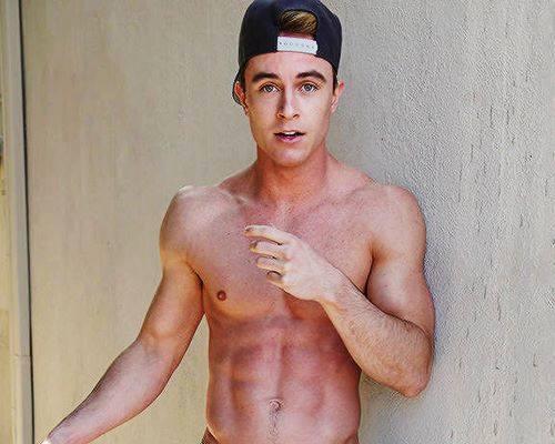 HAPPY BIRTHDAY RYAN <3   