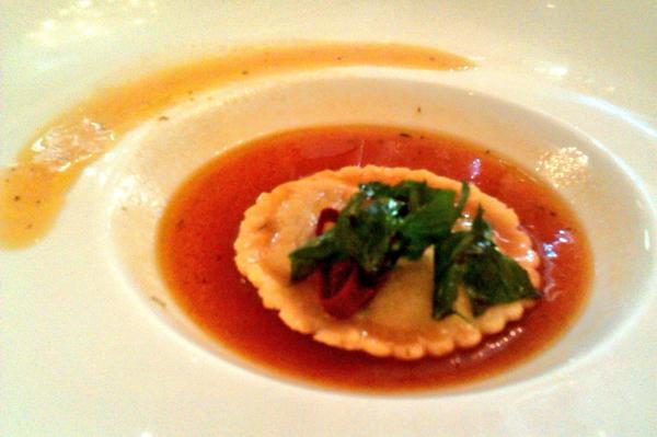 FARFANEMILIO's tweet photo. .Ravioli de cangrejo en Les Moustaches http://t.co/xEavg3gIbl