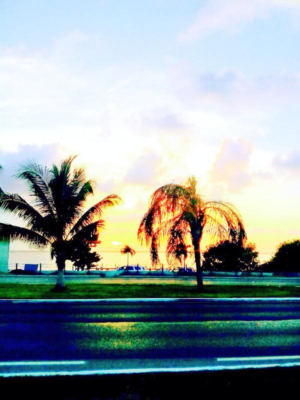 Atardeceres bellos, sólo #Cancún 😃 Buena tarde.