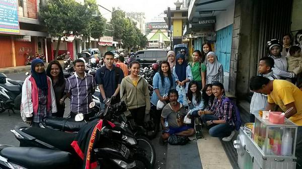 infoUB's tweet photo. Kereen :) RT @P17LEMUKUTAN: Ini bukti kegiatan kita di pioneer 17. Baksos berfoto masyarakat sekitar:) FEB UB   http://t.co/wG9XZ50Sti