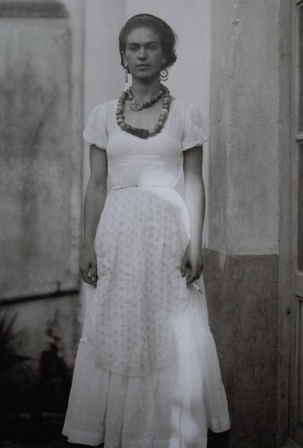IngenioyModa's tweet image. #Inspiración Frida Kahlo: Aún no había comenzado a usar su distintiva corona de flores pero ya se veía espectacular.