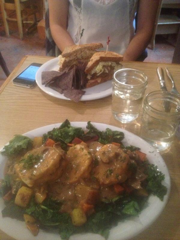 KelseaOrren's tweet photo. "Vegans don't eat anything" #mythbusters #propereats http://t.co/oE58T4F0U6