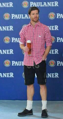 XabiGuarronso's tweet photo. Xabi Alonso posa con su nuevo traje de #EmidioTucci, el cual se adecua a la perfección a sus aptitudes como leñador: http://t.co/0y0xoUqSHy