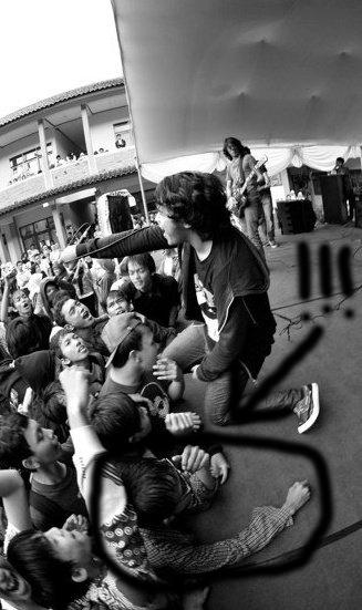 Masih muda dan bahagia “<a href="/Afryansyah_/">Afryansyah</a>: asli itu gua. pas <a href="/Losing_Friends/">Losing Friends</a> manggung dipensi @/man2bogor tahun 2010 #AFR ”