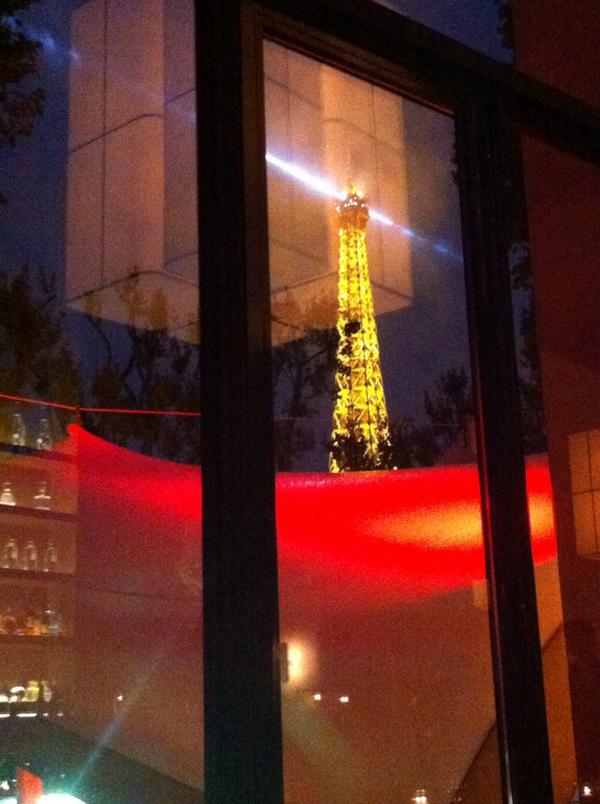NicolasB2405's tweet photo. @sortirapariscom @vivreparis en cas d'urgence climatique, un encas devant la #eiffeltowered #palaisdetokyo http://t.co/pHQSbz7vRr