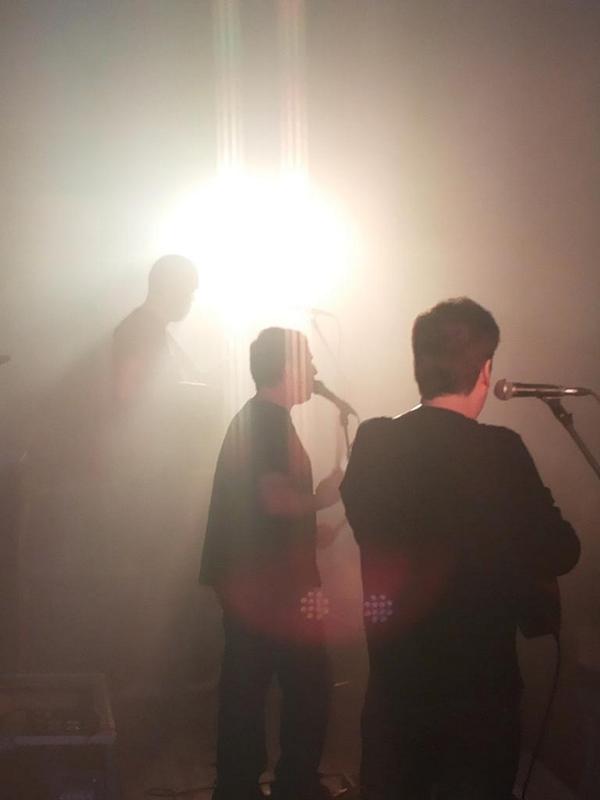 Het is mistig in de tent in Oele met de boys van Fragment