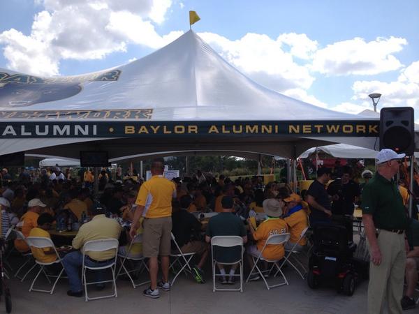 It's Gameday! Stop by the Baylor Alumni Network tailgate for free food and fun!