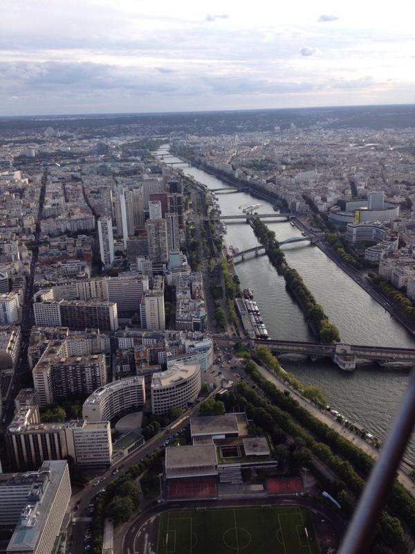 karmanmeyer's tweet photo. A week ago, I went to the top of the EiffelTower. #travel #eiffeltowered http://t.co/z798JkBvof