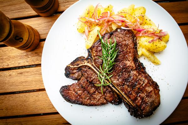 taramtams's tweet photo. T-Bone Steak with Roasted Garlic Potatoes http://t.co/PReIfCZoU4 slluuurrpp yummy apalagi klo medium rare :9