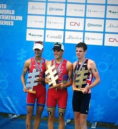 triatlonnoticia's tweet photo. El triatlón español hace historia @Jgomeznoya Campeón del Mundo @MarioMola Subcampeón. http://t.co/MmVMorBf8E http://t.co/AO62gqs4s8