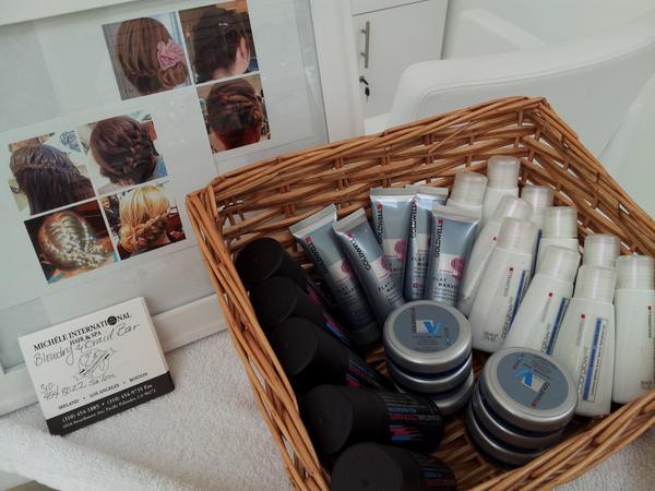 MicheleInt's tweet image. The #FarmersMaket is closing up, but we do blow-outs and styling till 5! Plus free samples :)
