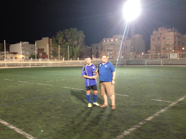 El presidente del Poli hizo entrega al capitan de <a href="/L_norias/">Las Norias C.F</a> del trofeo como subcampeon. Gracias por todo!
