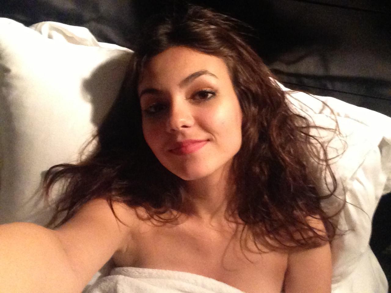 Victoria Justice on Twitter: "These so called nudes of me are FAKE people.  Let me nipin the bud  now. *pun intended*" / Twitter