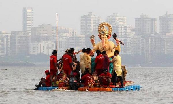 CardozPaul's tweet photo. #Ganpati Bappa Morya Pudhchya Varshi Lavkar Ya

#festival #GanpatiDance #visarjan http://t.co/hmqEb6669G