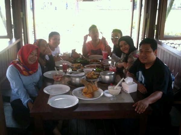 ramdhaniyustian's tweet photo. @rchoirunnissa @lilifathoni @nengmenol @NthaYunita @sudrajat_dadi http://t.co/wC4B67RSlN