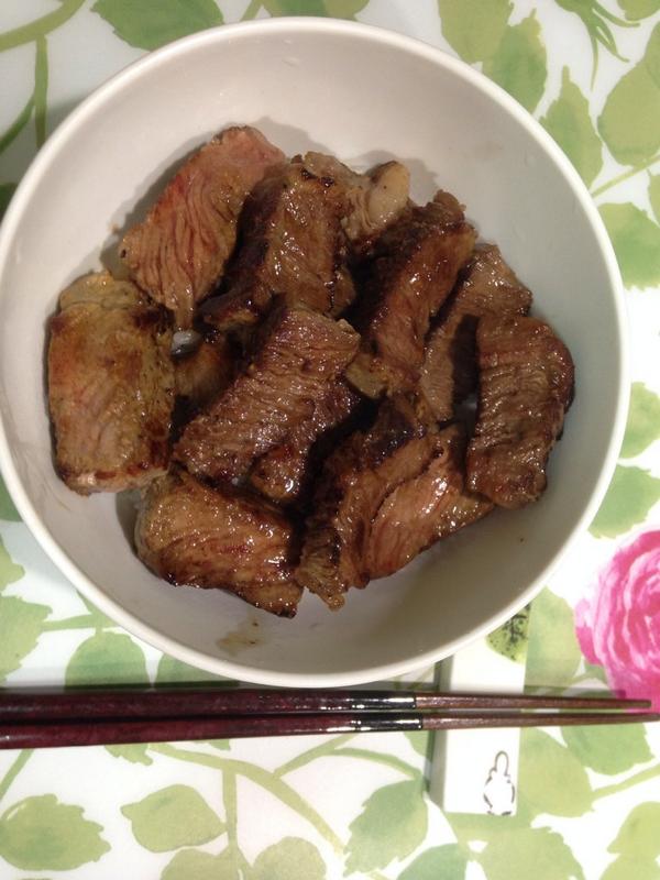 DongjunCho's tweet photo. @leehoon  우리집 추석 음식. 스테이크동. http://t.co/xCyHifComl